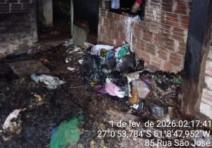 Incêndio atinge residência durante a madrugada em Videira