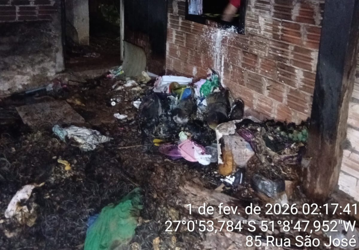 Incêndio atinge residência durante a madrugada em Videira