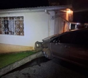 Veículo colide contra residência e deixa mulher ferida em Herval d’Oeste