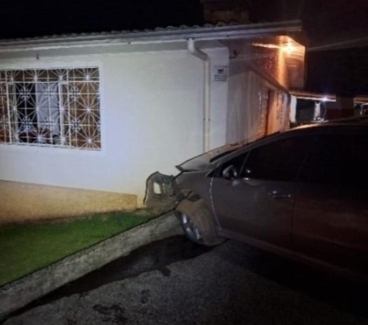 Veículo colide contra residência e deixa mulher ferida em Herval d’Oeste