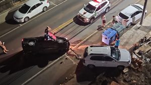 Colisão com veículo estacionado provoca capotamento em Joaçaba