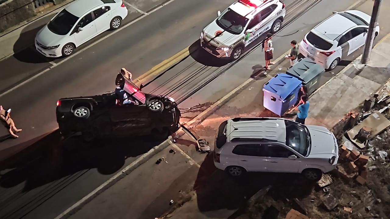 Colisão com veículo estacionado provoca capotamento em Joaçaba