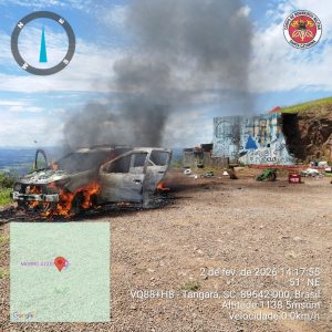 Incêndio destrói veículo em Tangará