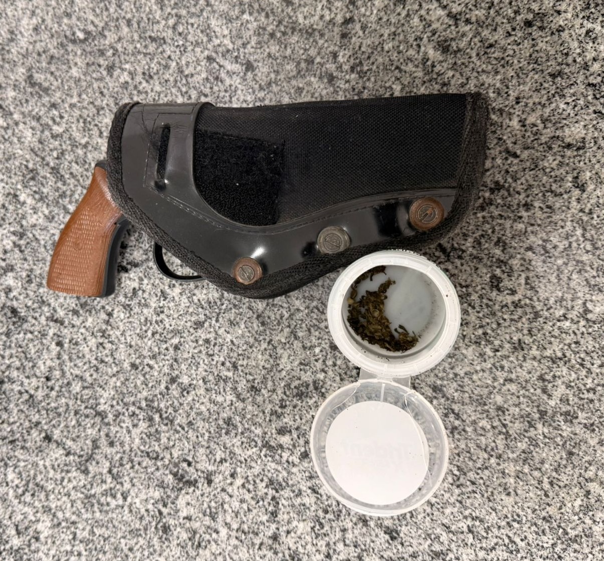 PM prende homem por violência doméstica e apreende arma de fogo em Campos Novos