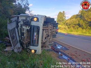 Caminhão carregado com maçãs tomba na SC-350