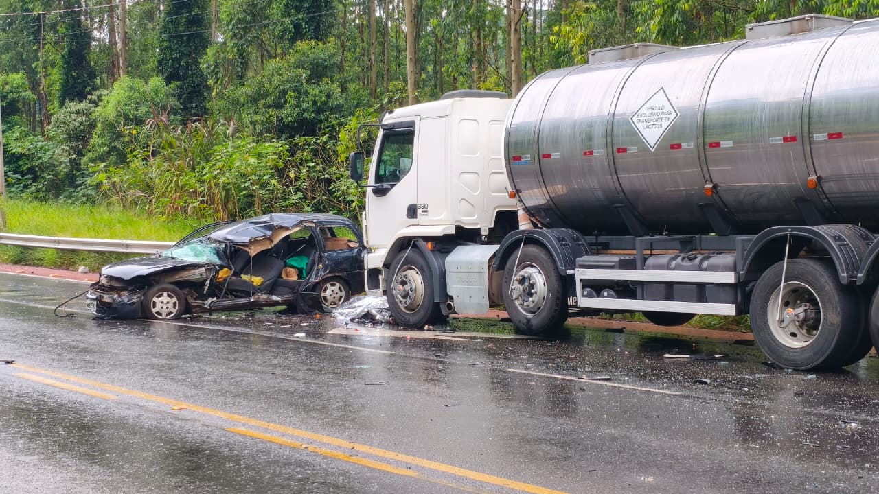 Acidente mata homem e deixa carro destruído no Oeste