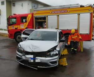 Colisão frontal entre dois carros mobiliza bombeiros em Campos Novos