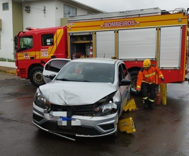 Colisão frontal entre dois carros mobiliza bombeiros em Campos Novos
