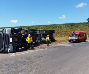 Capotamento de caminhão deixa dois feridos em Campos Novos