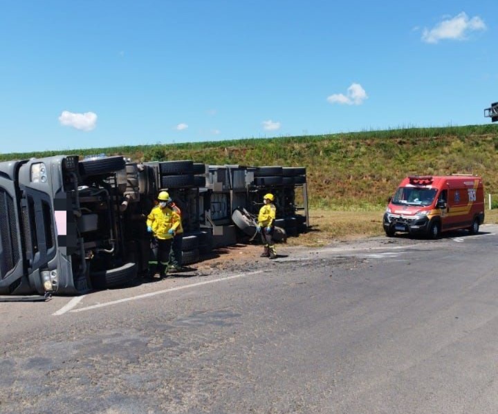Capotamento de caminhão deixa dois feridos em Campos Novos
