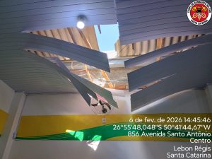 Trabalhadores são socorridos após caírem de telhado de loja