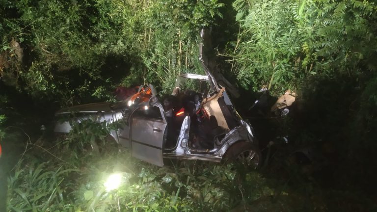 Grave acidente: Carro cai em ribanceira na SC-480 e deixa quatro feridos em Xanxerê