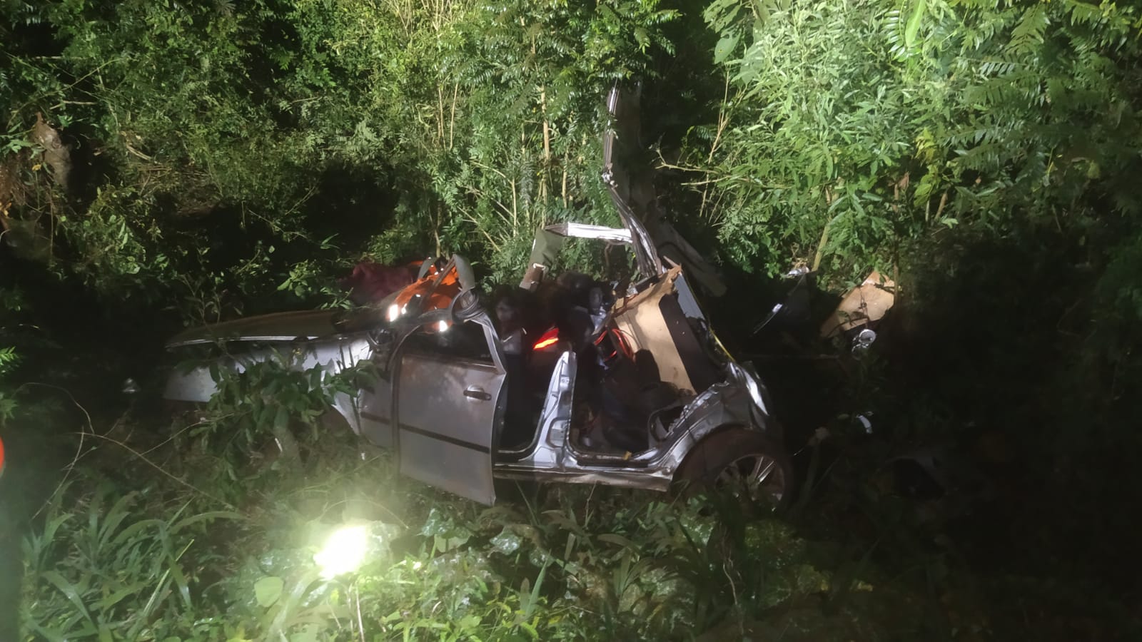 Grave acidente: Carro cai em ribanceira na SC-480 e deixa quatro feridos em Xanxerê