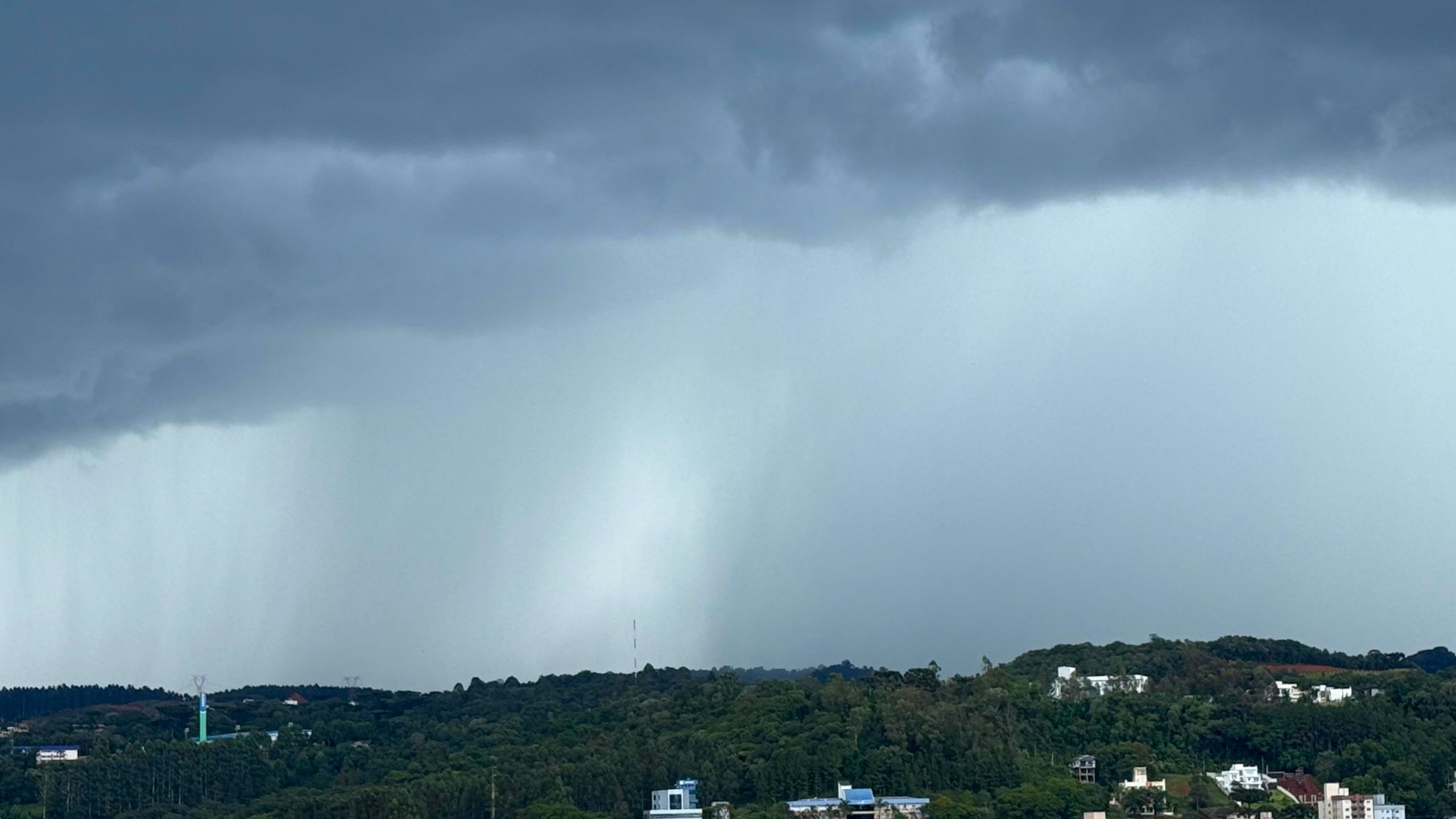 Temporal com granizo assusta moradores no Meio-Oeste; Defesa Civil alerta para riscos nas próximas horas
