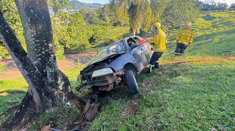 Acidente na SC-154 deixa carro capotado e outro pendurado em ribanceira na região
