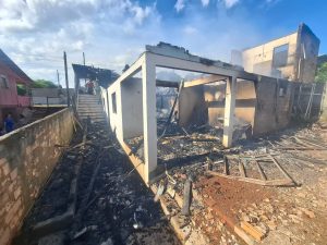 Incêndio de grandes proporções atinge residência em Monte Carlo