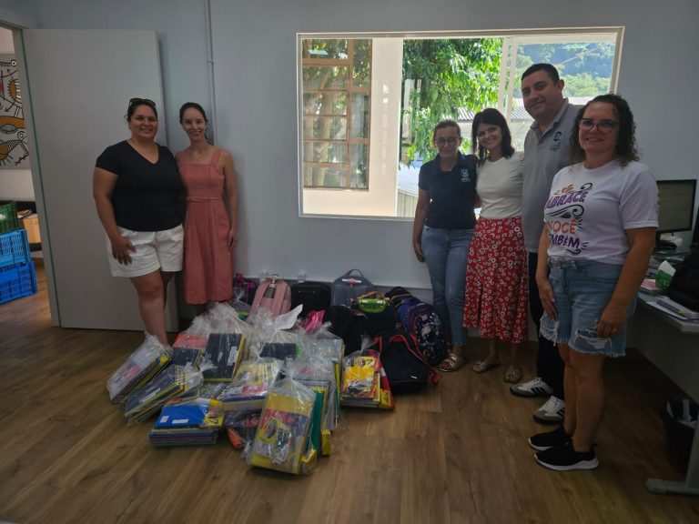 Solidariedade na volta às aulas: ONG Dindos do Bem entrega kits escolares completos para 65 crianças da região