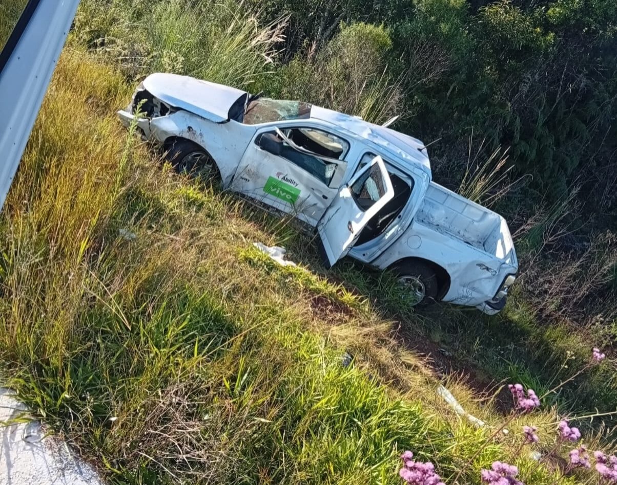 Capotamento na BR-282 em Vargem deixa motorista ferido