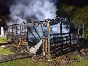 Incêndio mobiliza bombeiros em propriedade rural de Rio das Antas