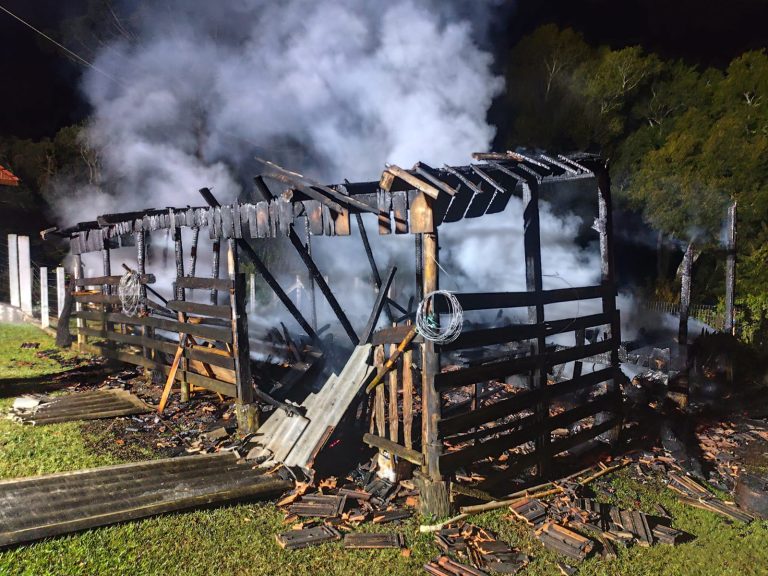 Incêndio mobiliza bombeiros em propriedade rural de Rio das Antas