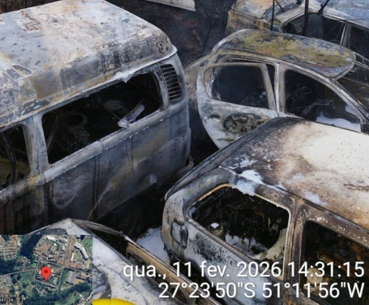 Incêndio atinge depósito e destrói veículos em Campos Novos