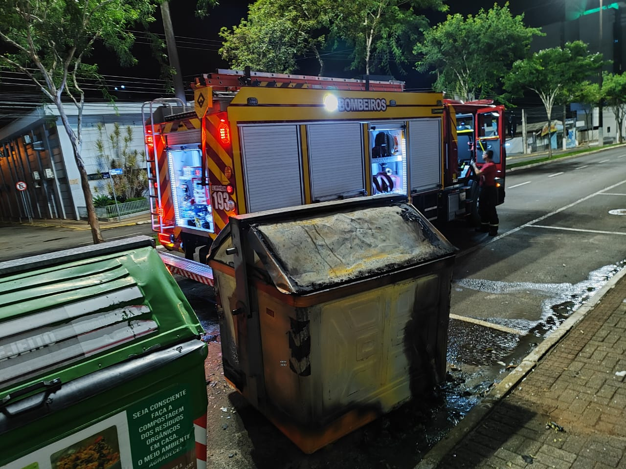 Madrugada de vandalismo: Bombeiros combatem incêndio em 8 lixeiras no Centro de Chapecó