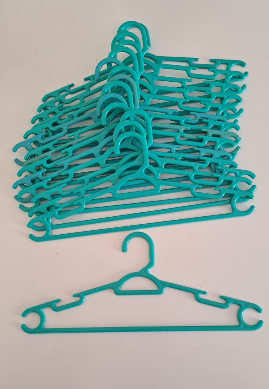 Vendo 75 cabides na cor verde (R$ 1,20 cada)