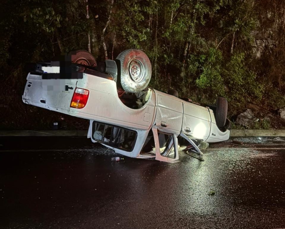 Veículo capota no interior de Ibicaré