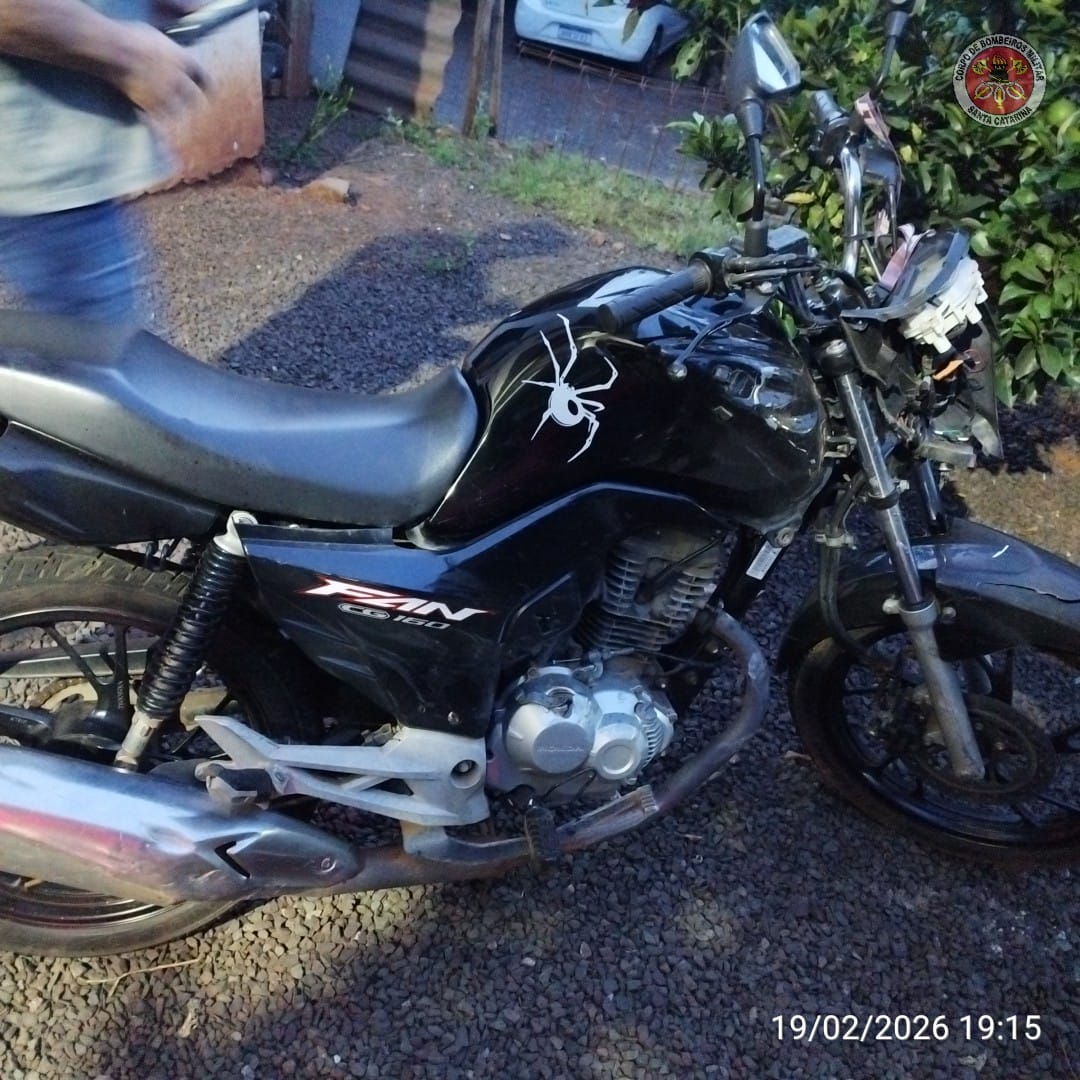 Jovem fica ferido em colisão entre moto e carro em Pinheiro Preto