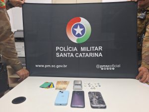 PM prende dois homens por tráfico de drogas em Herval d’Oeste