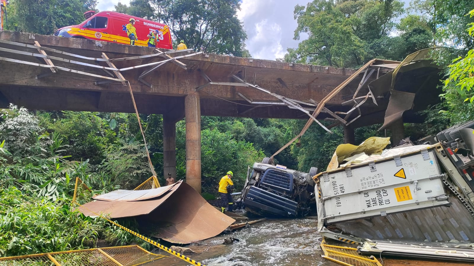 Motorista fica gravemente ferido após carreta cair de ponte