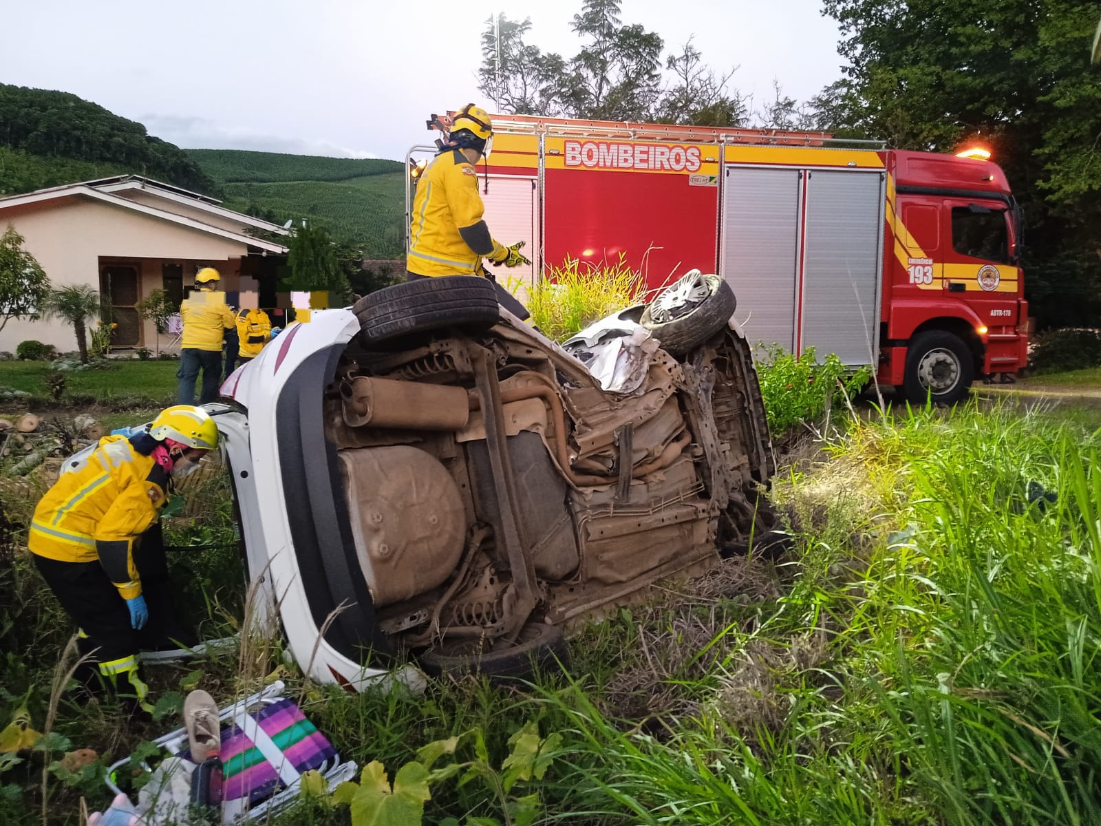 Colisão de carro em ponto de ônibus mata mulher e deixa homem ferido em Jaborá