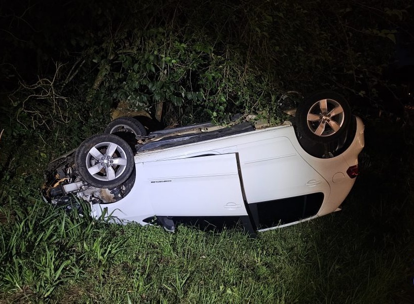 Carro com placas de Capinzal capota no interior de Campos Novos