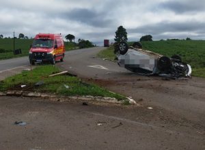 Colisão entre carro e caminhão deixa motorista ferido na BR-470, em Campos Novos