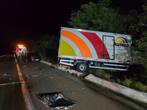 Susto na BR-282: Carro e caminhão batem de frente entre Xaxim e Cordilheira Alta