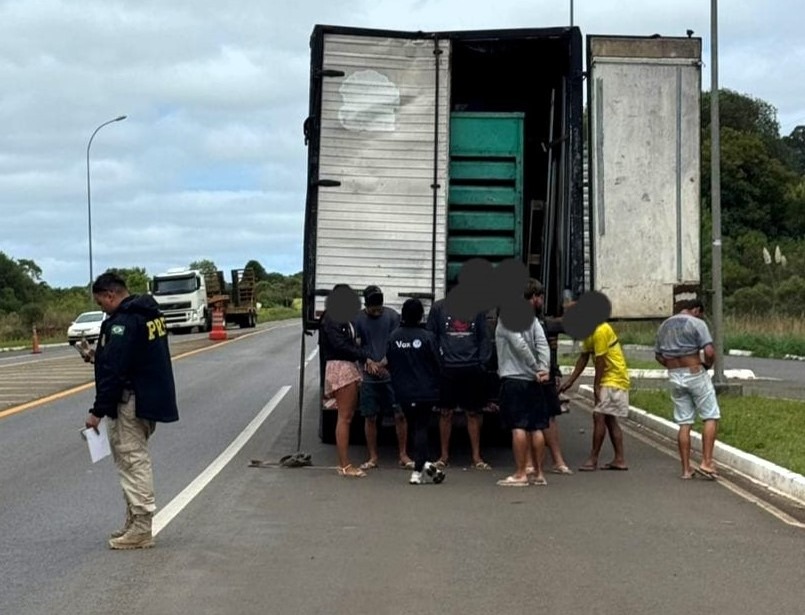 PRF flagra trabalhadores em baú de caminhão na BR-282, em Campos Novos
