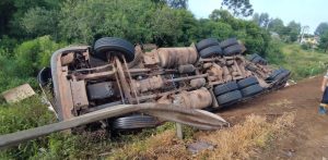 Motorista fica encarcerado após tombamento de carreta na BR-282