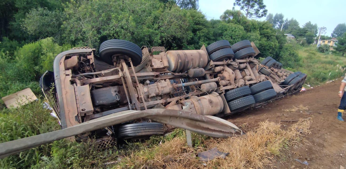 Motorista fica encarcerado após tombamento de carreta na BR-282