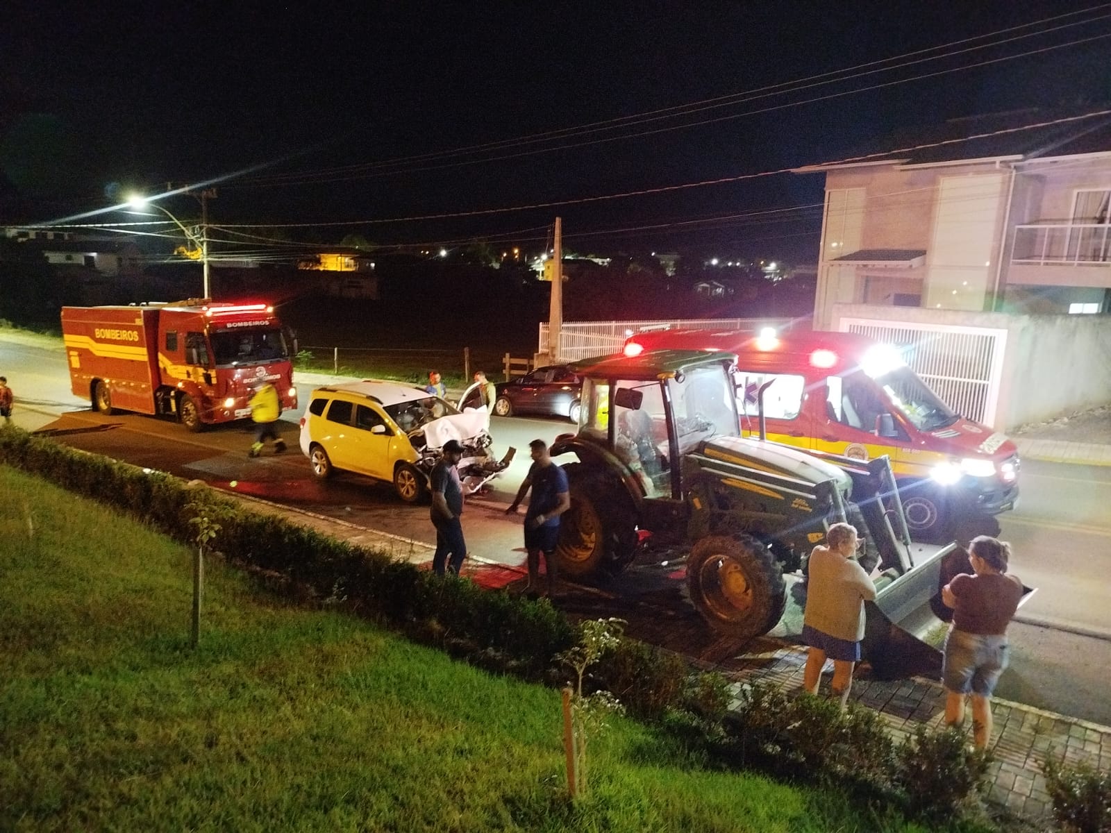 Colisão entre carro e trator é registrada no Centro de Ibiam