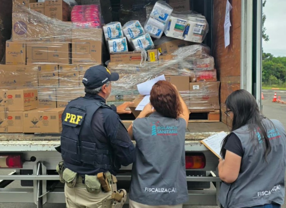 Caminhão é flagrado transportando produtos químicos com alimentos em Campos Novos
