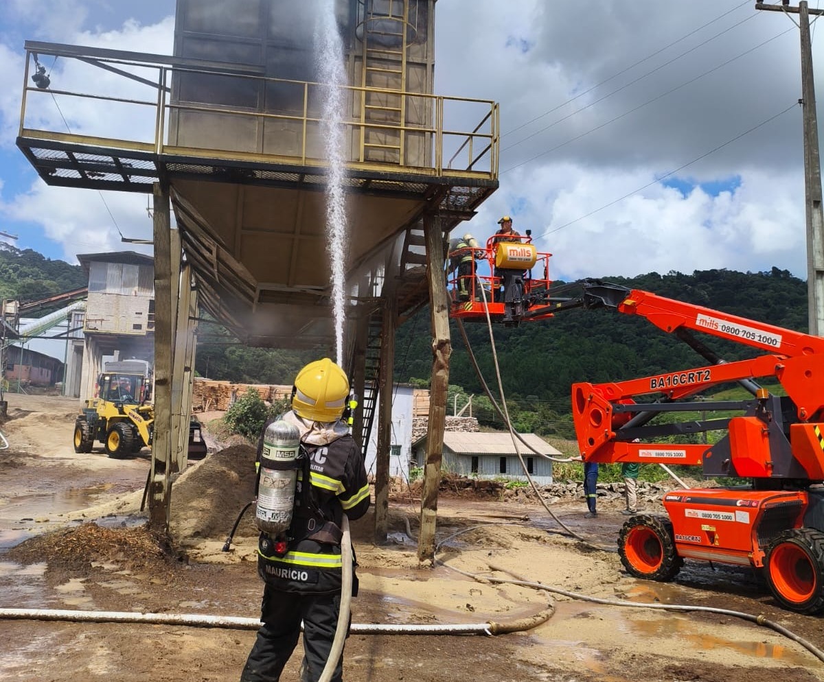 Bombeiros utilizam cerca de 100 mil litros de água para conter incêndio no Oeste