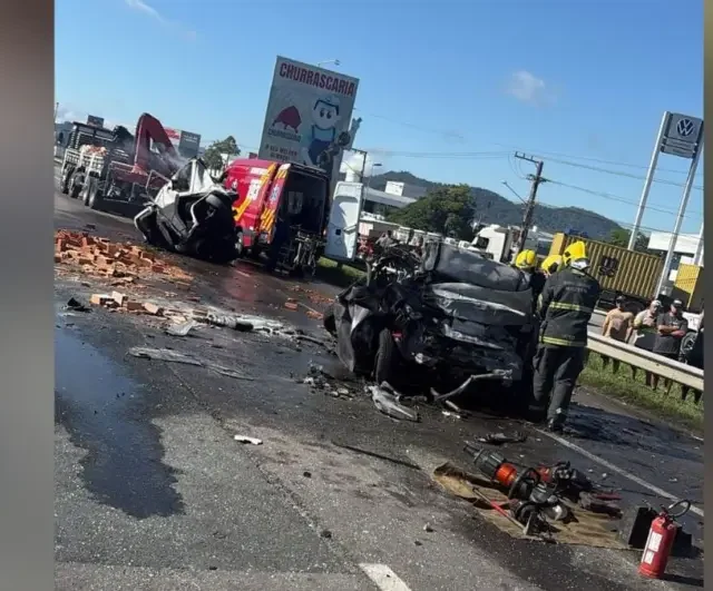 Caos na volta do Carnaval: Grave acidente com morte e incêndio bloqueia a BR-101 em Itajaí