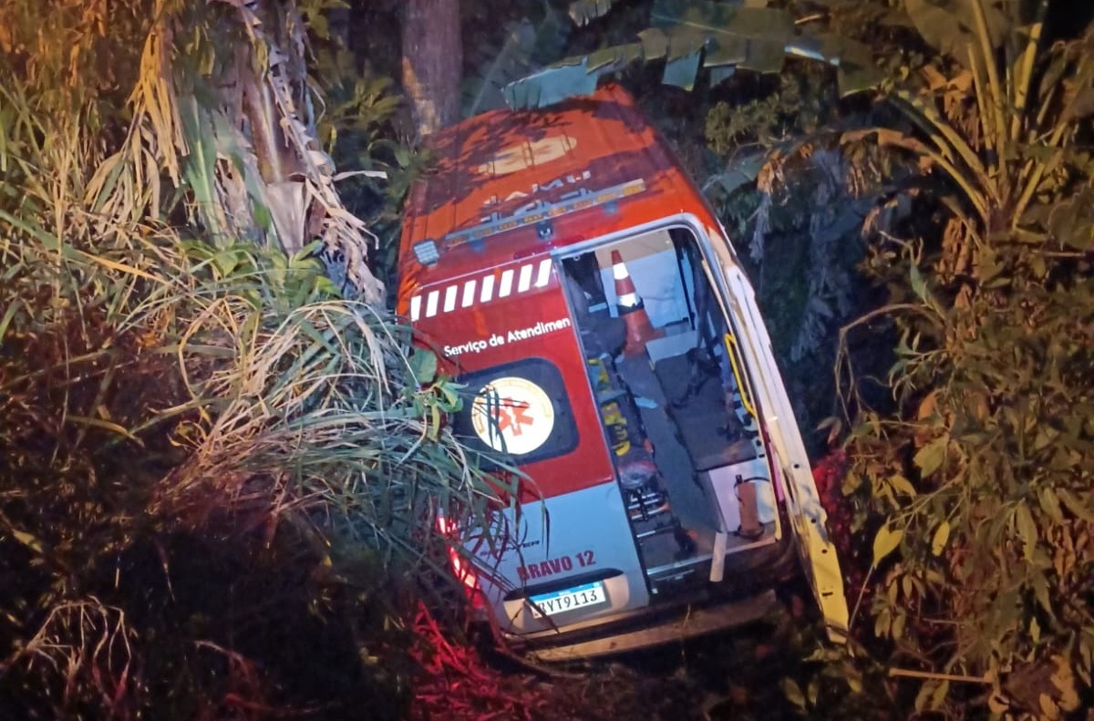 Homem rouba ambulância, foge e cai em ribanceira no RS