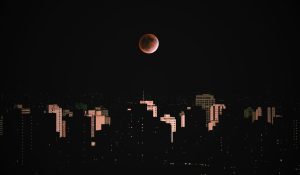 Eclipse lunar deve causar “apagão geral” no início de março; entenda
