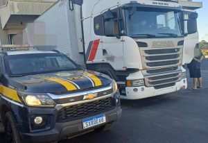 Assista! Imprudência ao volante: câmera flagra acidente entre caminhões em Chapecó