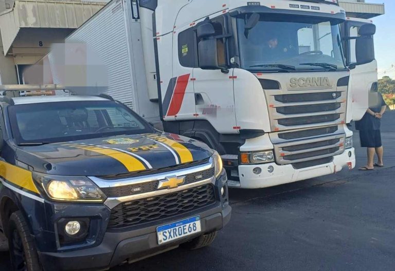 Assista! Imprudência ao volante: câmera flagra acidente entre caminhões em Chapecó