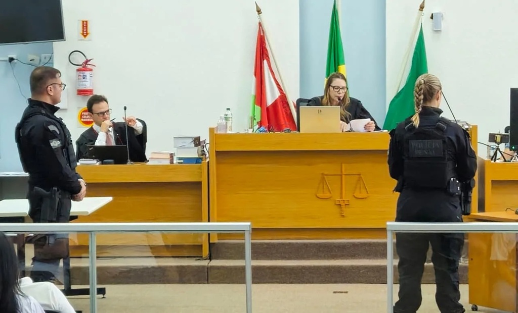 Júri popular absolve ex-vereadora acusada de matar o companheiro no Oeste