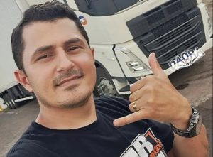 Homem morre após acidente entre moto e caminhão no Oeste