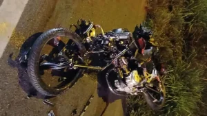 Tragédia na BR-470: Jovem de 19 anos morre após colisão violenta entre moto e caminhão