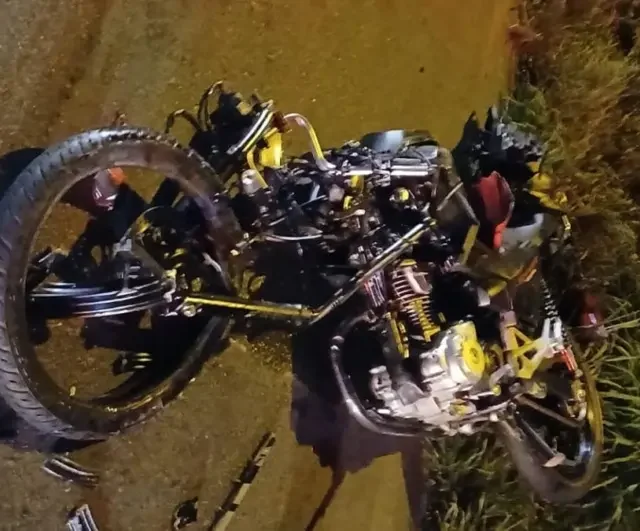 Tragédia na BR-470: Jovem de 19 anos morre após colisão violenta entre moto e caminhão